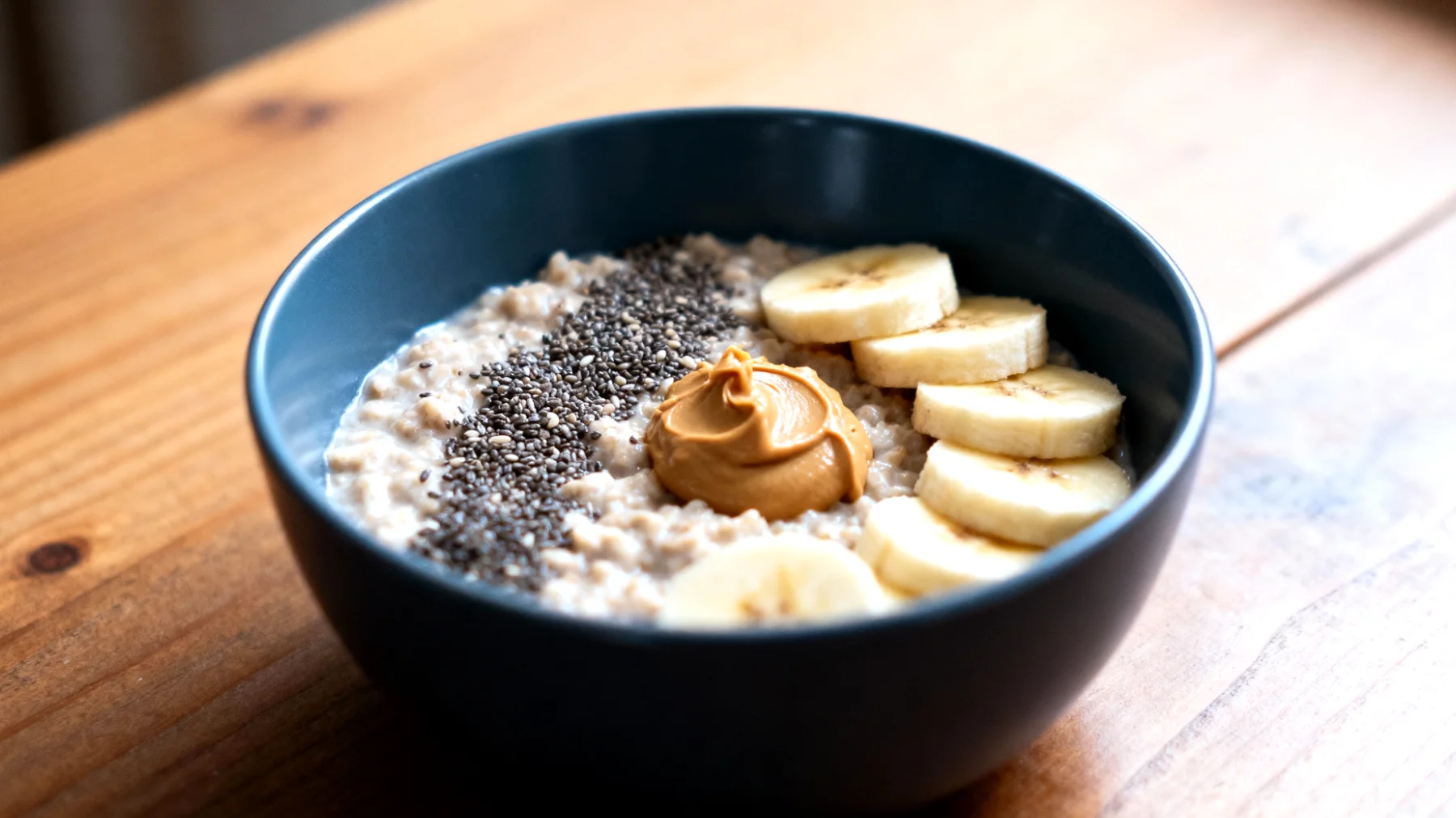 Overnight oats con semi di chia, banana e burro di mandorle"