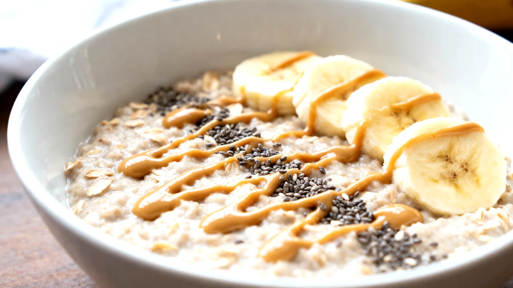 Porridge di avena con burro di mandorle, semi di chia e banana"