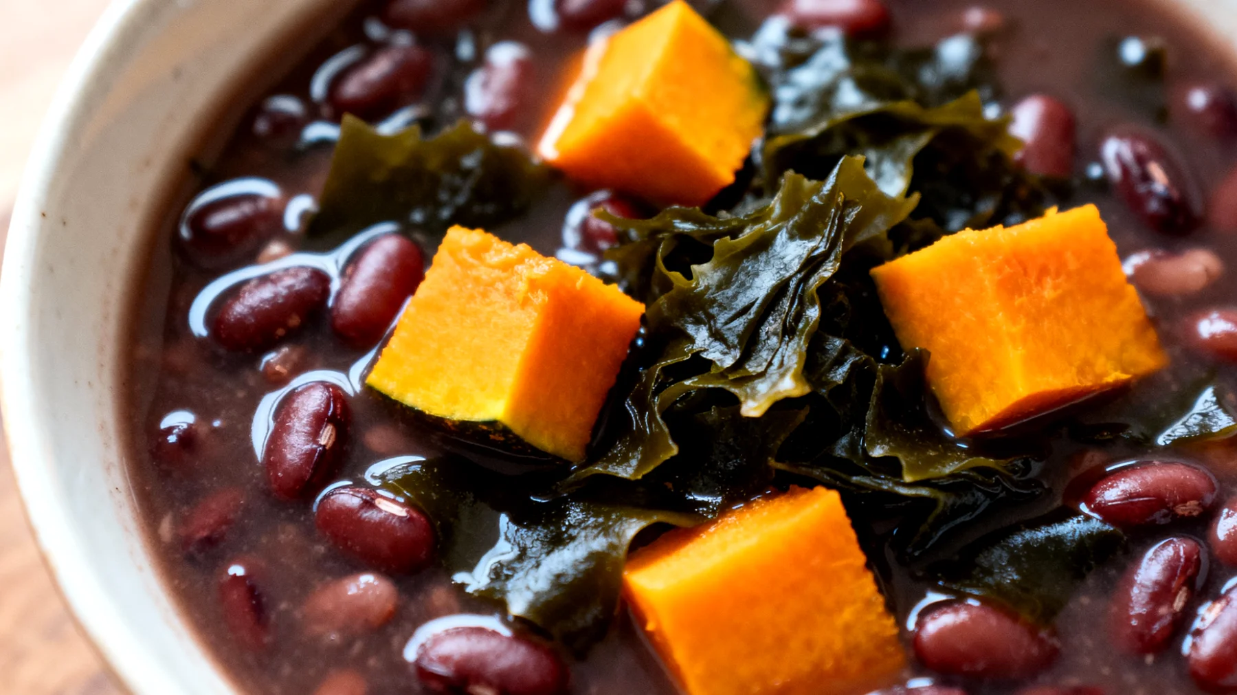 Zuppa di fagioli azuki con alghe wakame e zucca"