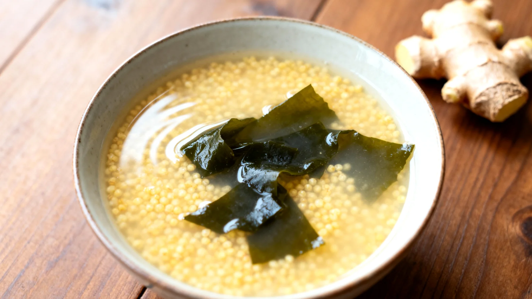 Zuppa di miglio con alghe wakame e zenzero"