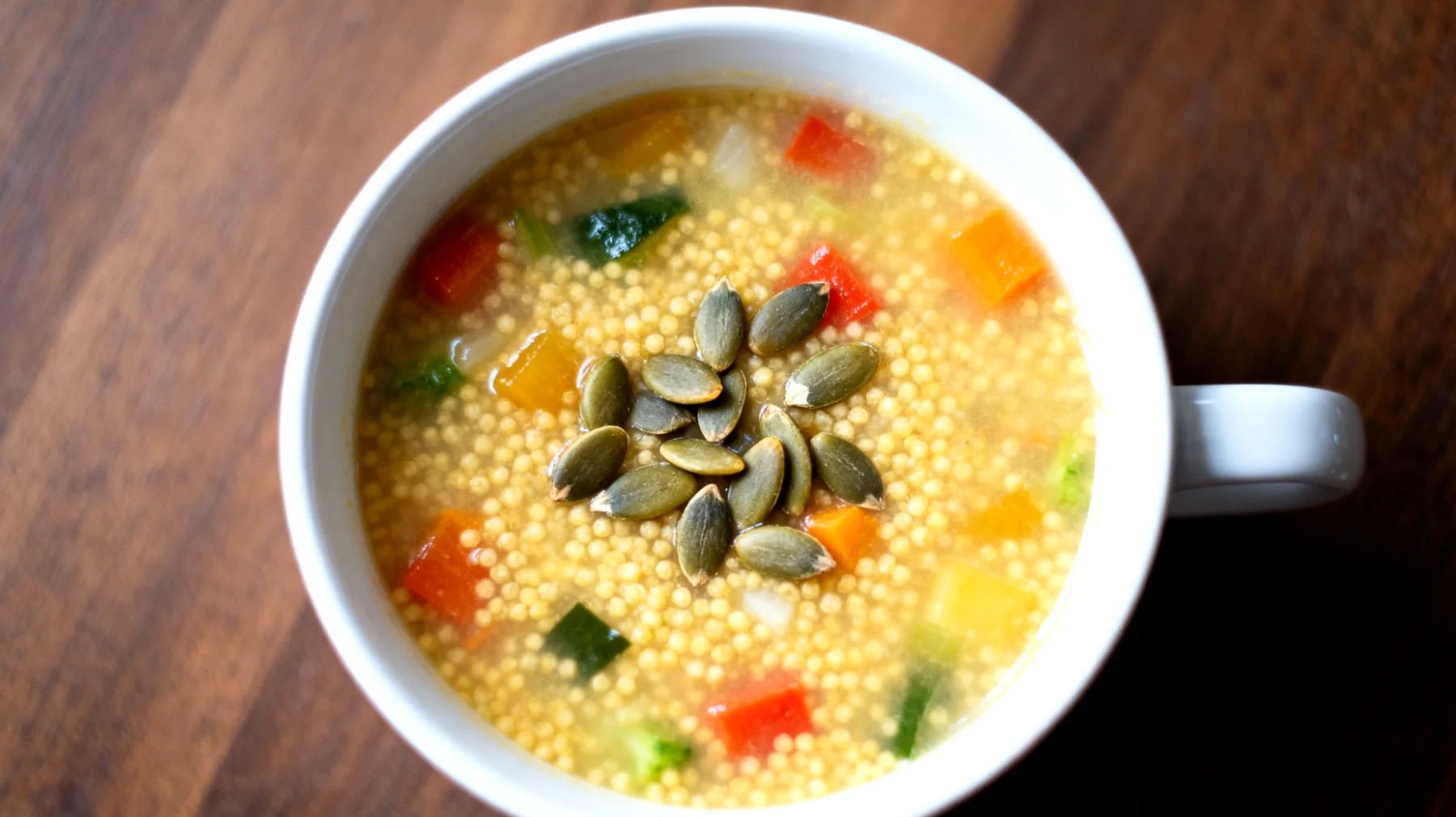 Zuppa di miglio con verdure e semi di zucca"
