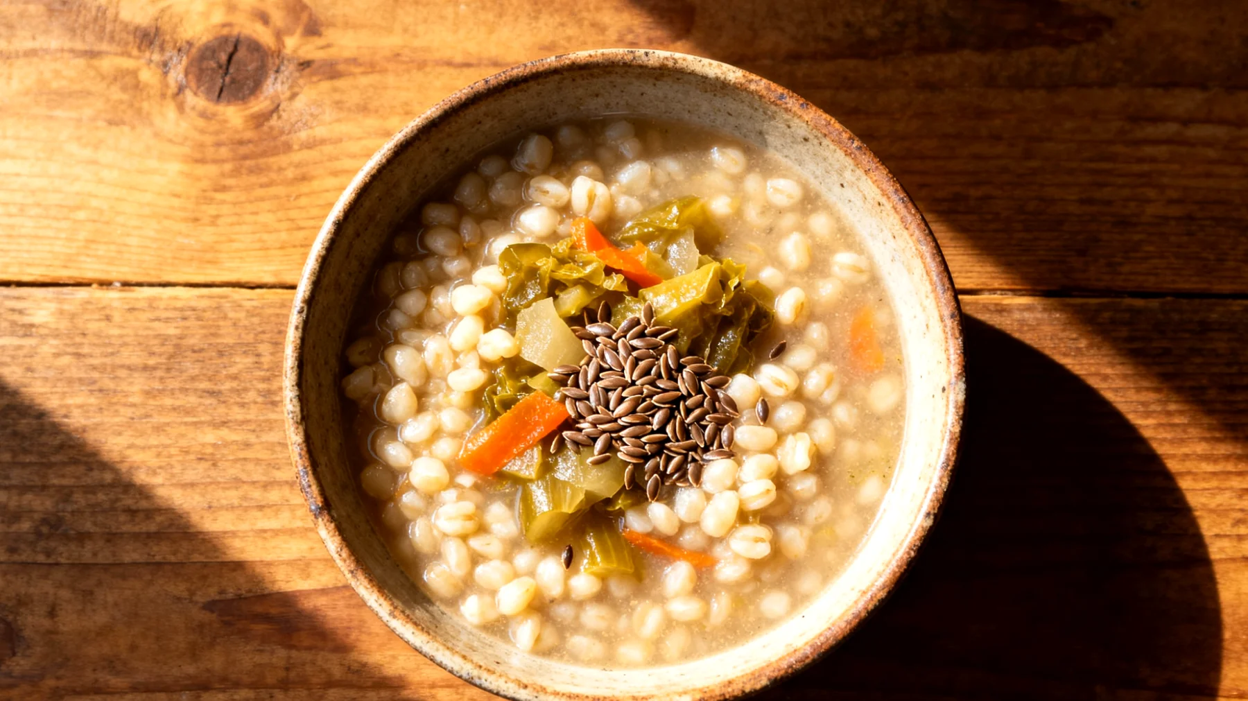 Zuppa di orzo perlato con verdure fermentate e semi di lino"
