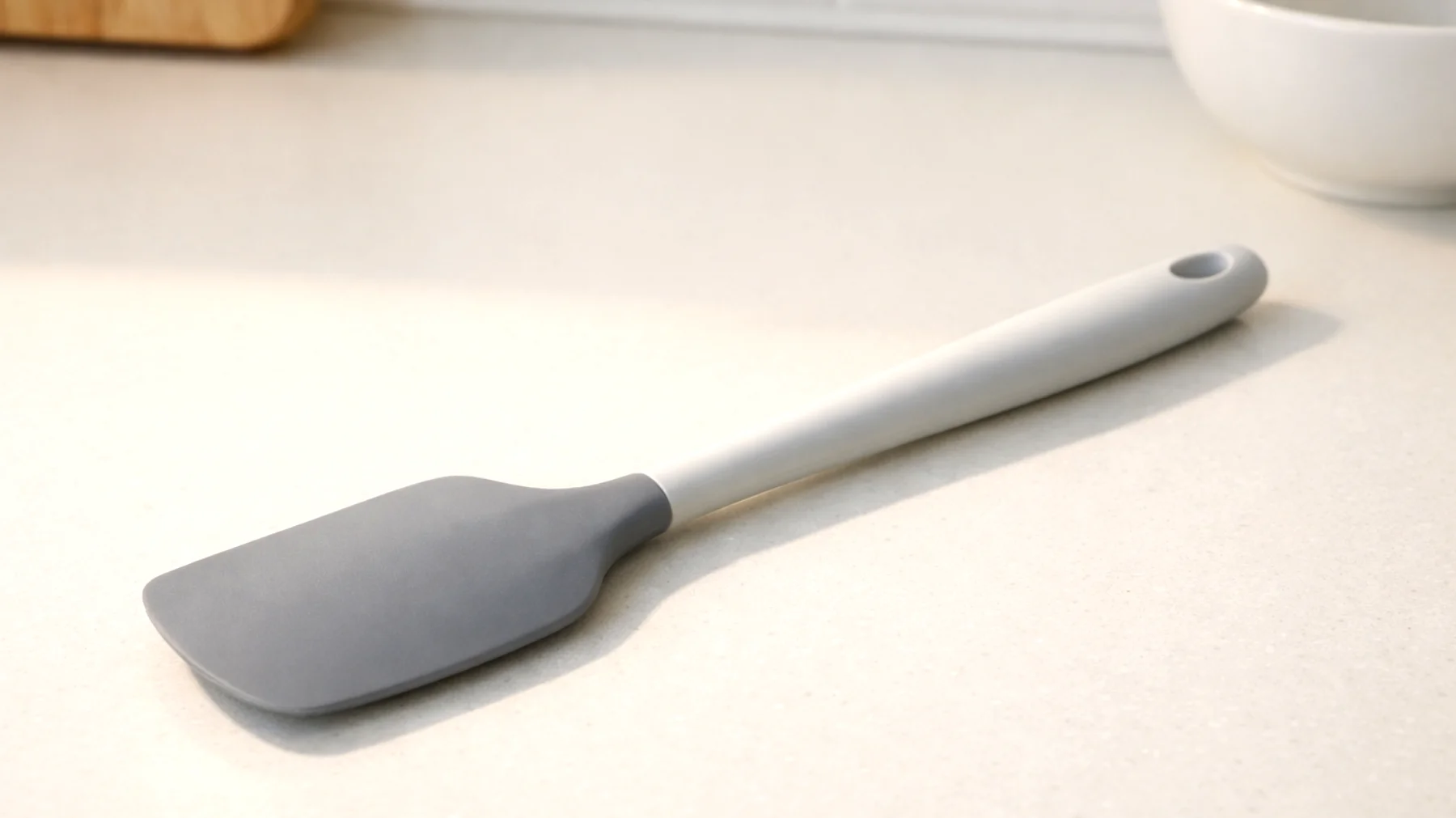 Come scegliere la spatola in silicone giusta tra le tante opzioni disponibili sul mercato, considerando resistenza al calore, flessibilità, dimensioni e qualità dei materiali"