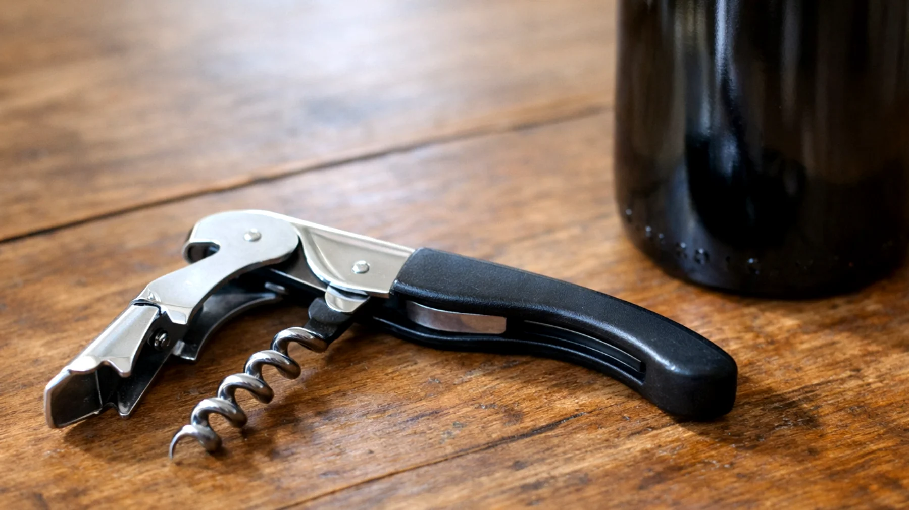 Come usare correttamente il cavatappi per aprire una bottiglia di vino senza rompere il tappo o faticare eccessivamente"