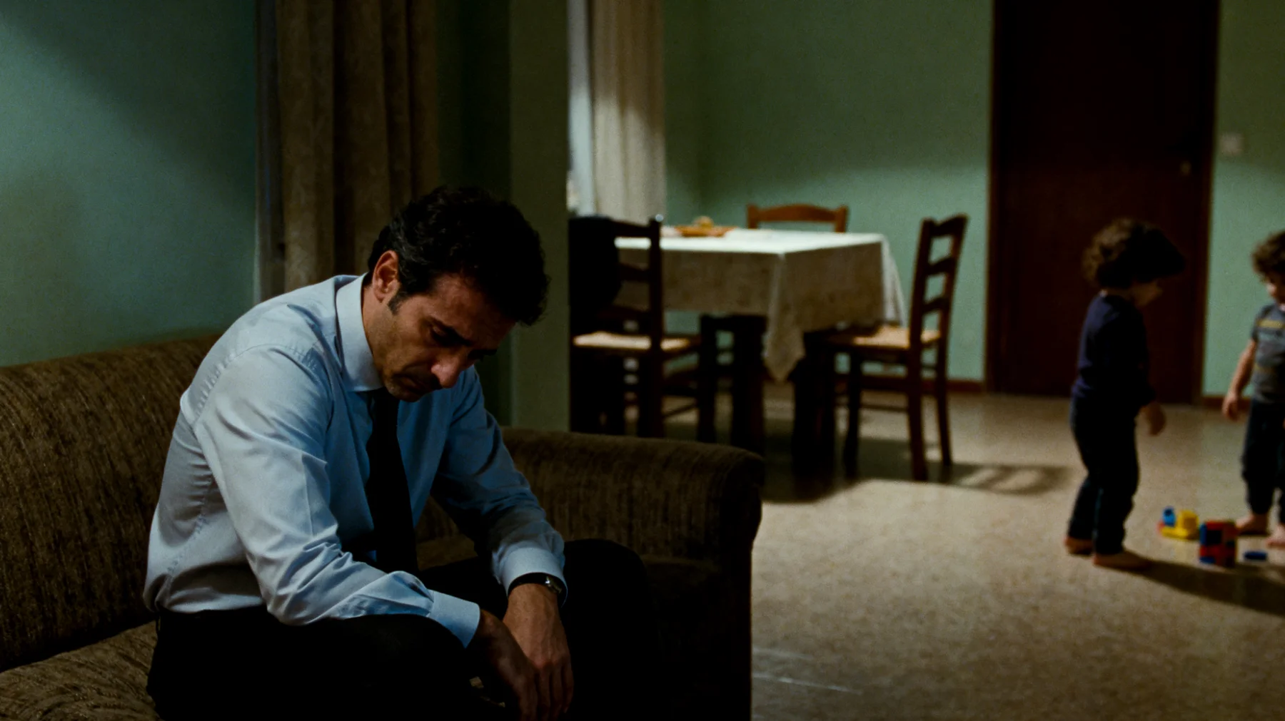 Un papà che lavora molte ore al giorno fatica a trovare momenti significativi da dedicare ai suoi bambini piccoli. Quando torna a casa è stanco e spesso si limita a una cena veloce e alla buonanotte, senza riuscire a creare occasioni di gioco, dialogo o attività condivise che rafforzino il legame affettivo."